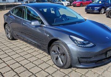 Tesla Model 3 233.610 km 16.970 &euro; Braunschweig 38112