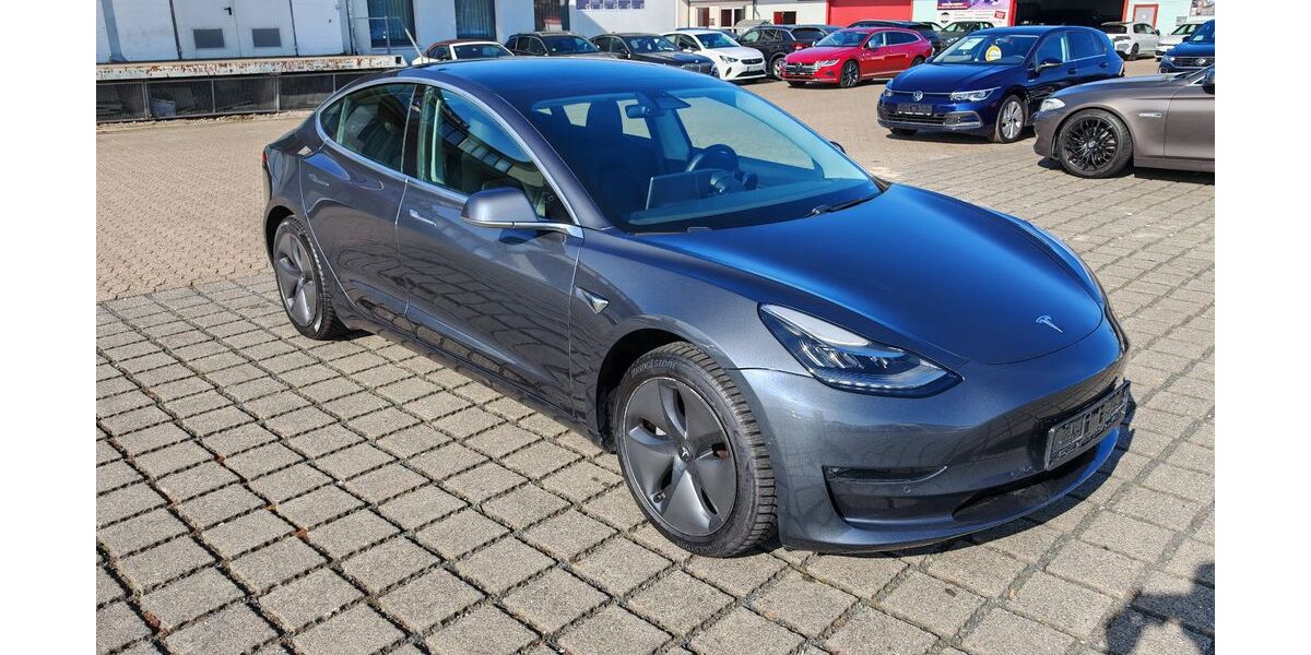 Tesla Model 3 233.610 km 16.970 &euro; Braunschweig 38112